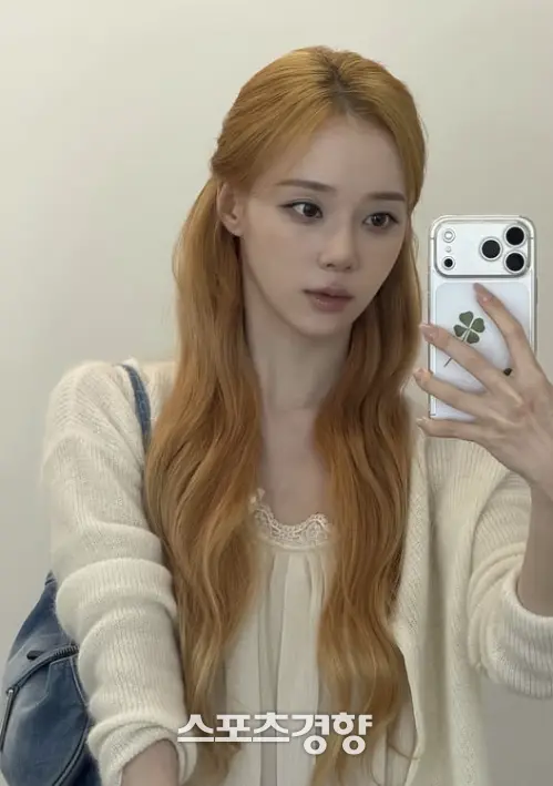 aespa Winter在Instagram分享的橘色半扎发与蕾丝吊带白色开衫造型