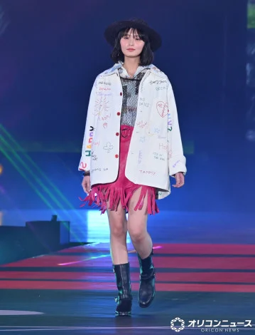 远藤樱化身牛仔女郎在T台大秀反差萌并上演犯规级吐舌杀