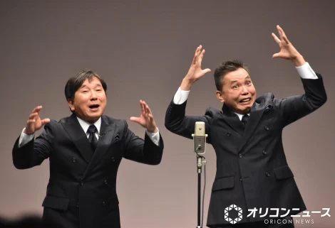 日本著名搞笑组合爆笑问题在Titan Live舞台上进行漫才表演