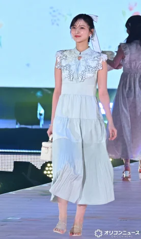 金川纱耶在GirlsAward的T台上大秀完美Wink与飞吻引发全场欢呼