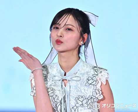 乃木坂46金川纱耶身穿夏日无袖连衣裙现身GirlsAward大秀清纯魅力