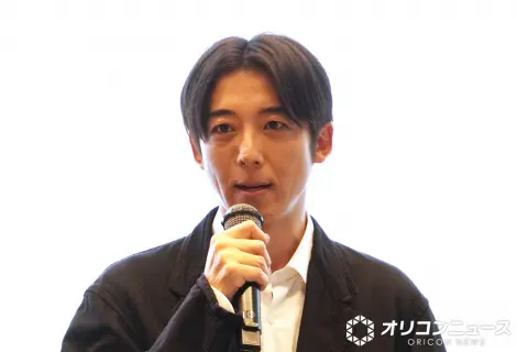 高桥一生在讲台上亲切回答新人主播关于职场社交的提问
