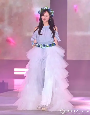 梅泽美波在GirlsAward 2026春夏大秀舞台尽显神仙笑容完美压轴全场