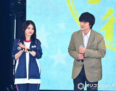 出口夏希与北村匠海身穿运动服在GirlsAward走秀惹全网热议