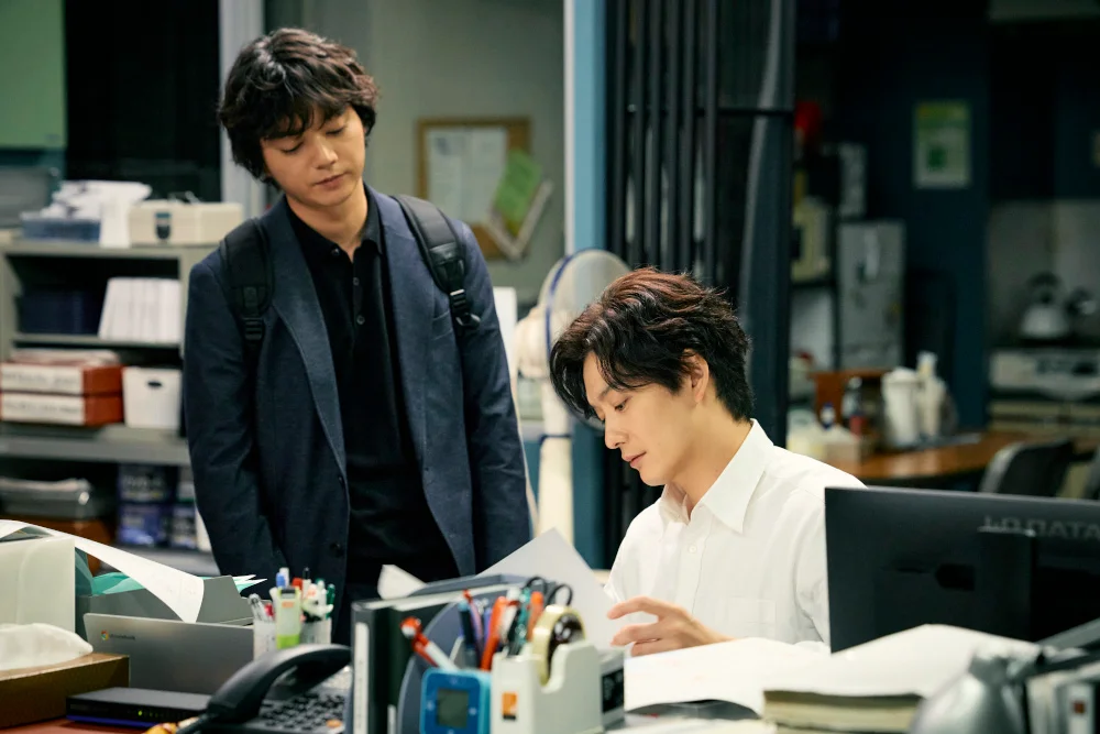 导演山本刚义与摄影指导宗贤次郎在拍摄现场讨论画面设计
