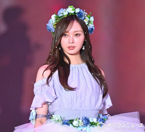 身穿蓝白婚纱风露肩长裙的乃木坂46梅泽美波在GirlsAward绝美走秀大秀反差萌