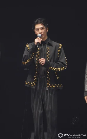 长谷川慎在新曲首秀现场全白打歌服造型大秀反差萌