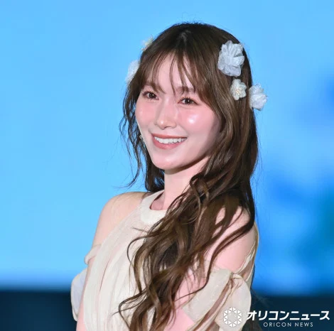 樱坂46守屋丽奈惊艳亮相GirlsAward大秀绝美露肩裙反差萌