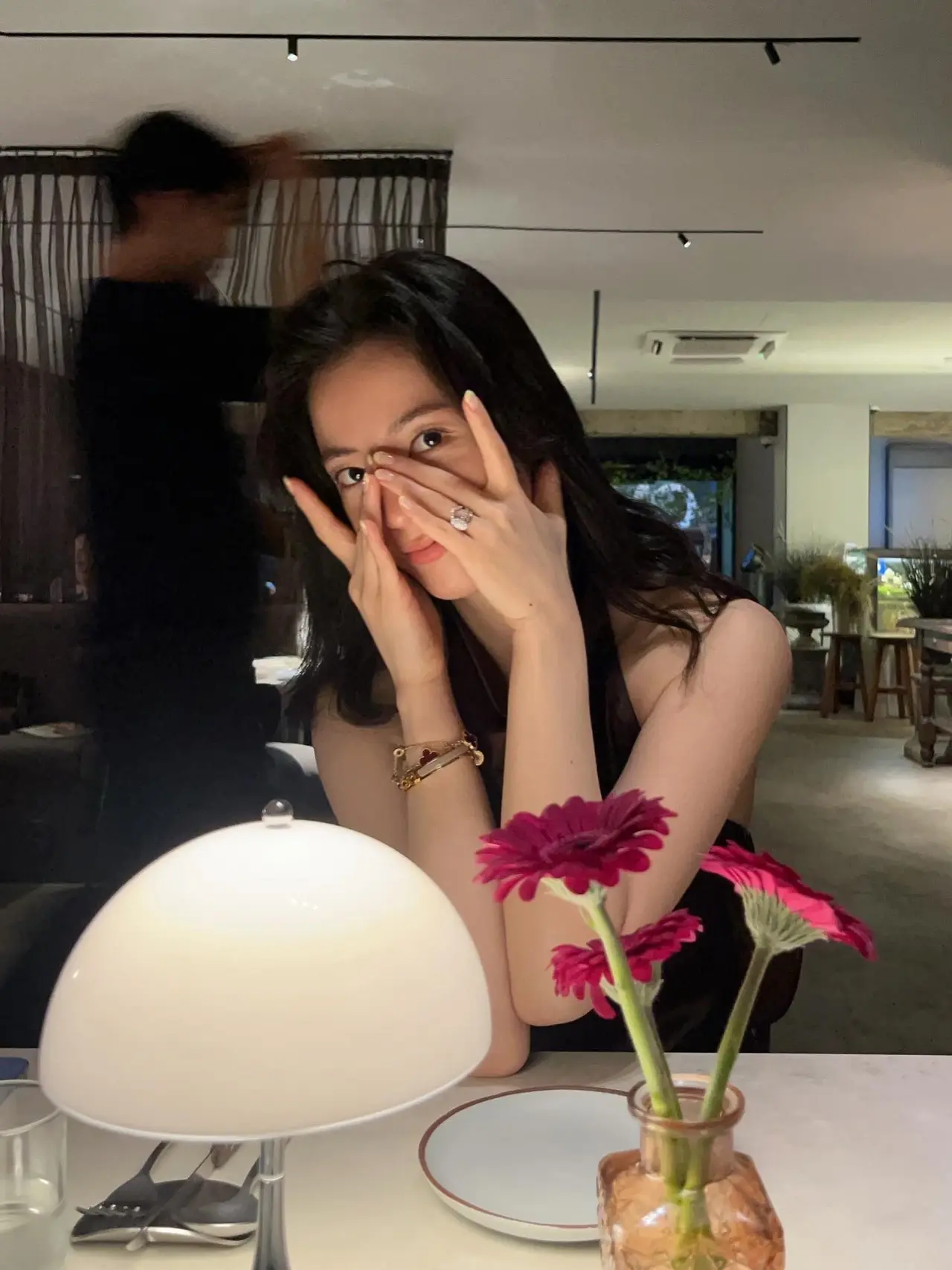 刘花英展示左手无名指上的大颗求婚钻戒并与未婚夫相拥