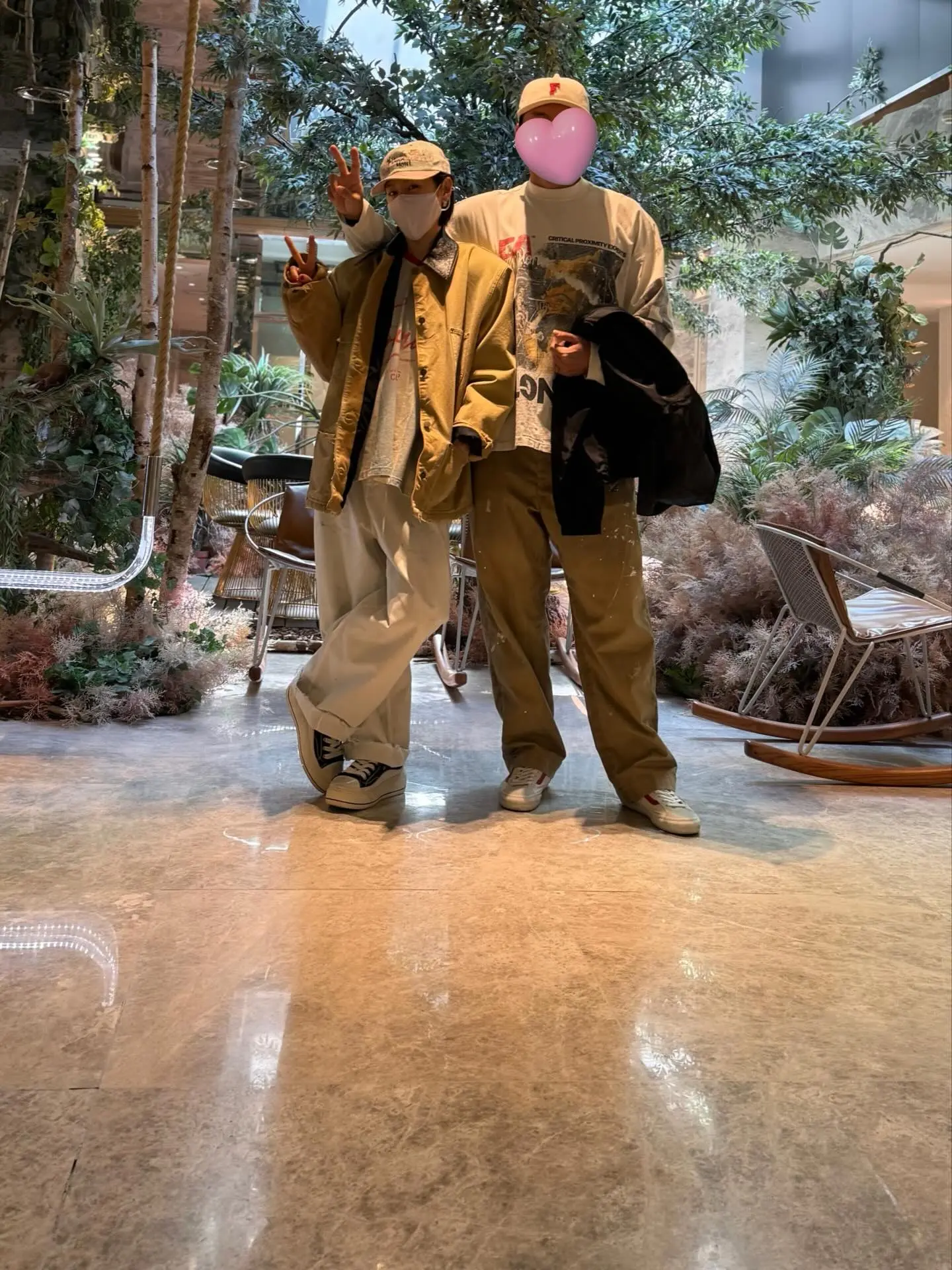 孙艺珍与玄彬在咖啡厅的日常合影展现甜蜜夫妻生活
