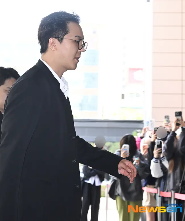 WINNER成员宋旻浩涉嫌违反兵役法出庭受审，社会服务期间缺勤引发争议