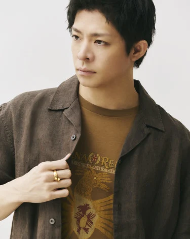 岸优太演绎Banana Republic棕色欧洲亚麻衬衫尽显成熟男人味