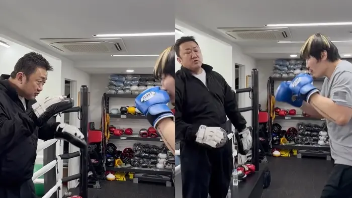 马东锡和崔洪万同时举起紧握的双拳,展现极致的肌肉碰撞