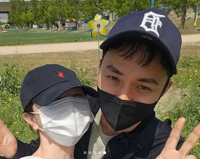 韩国演员卢亨旭与圈外女友的花海甜蜜合照