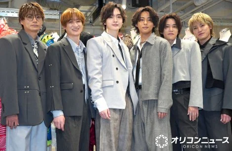 Kis-My-Ft2成员齐聚15周年服装展媒体探班现场大秀反差萌