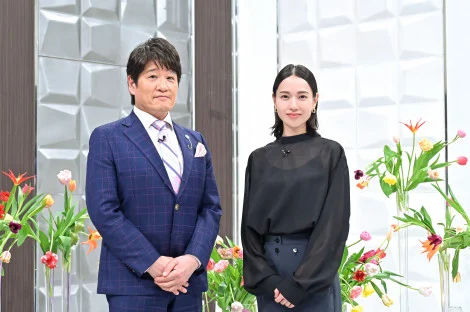 户田惠梨香身穿黑色透视装绝美亮相《初耳学》节目现场