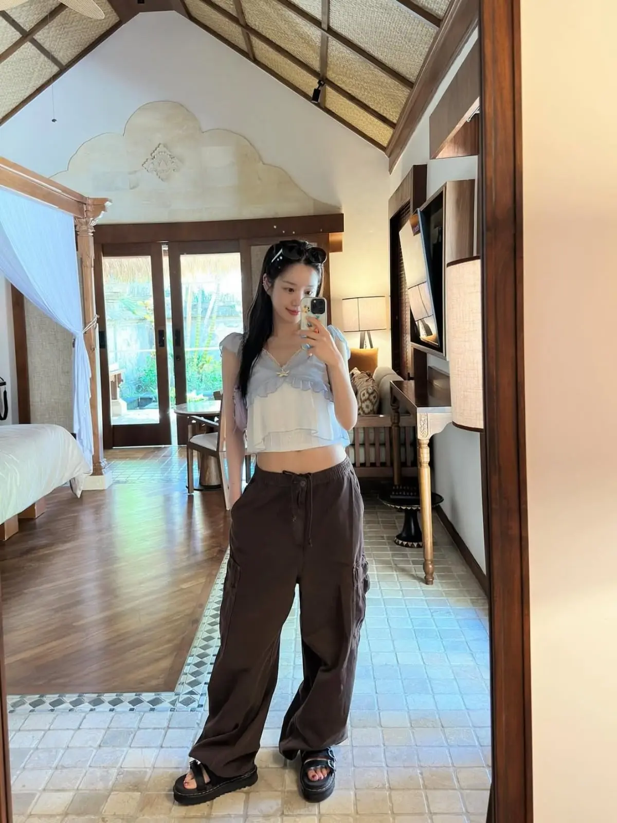 李侑菲身穿浅蓝色上衣搭配棕色长裤,展现43kg骨感美