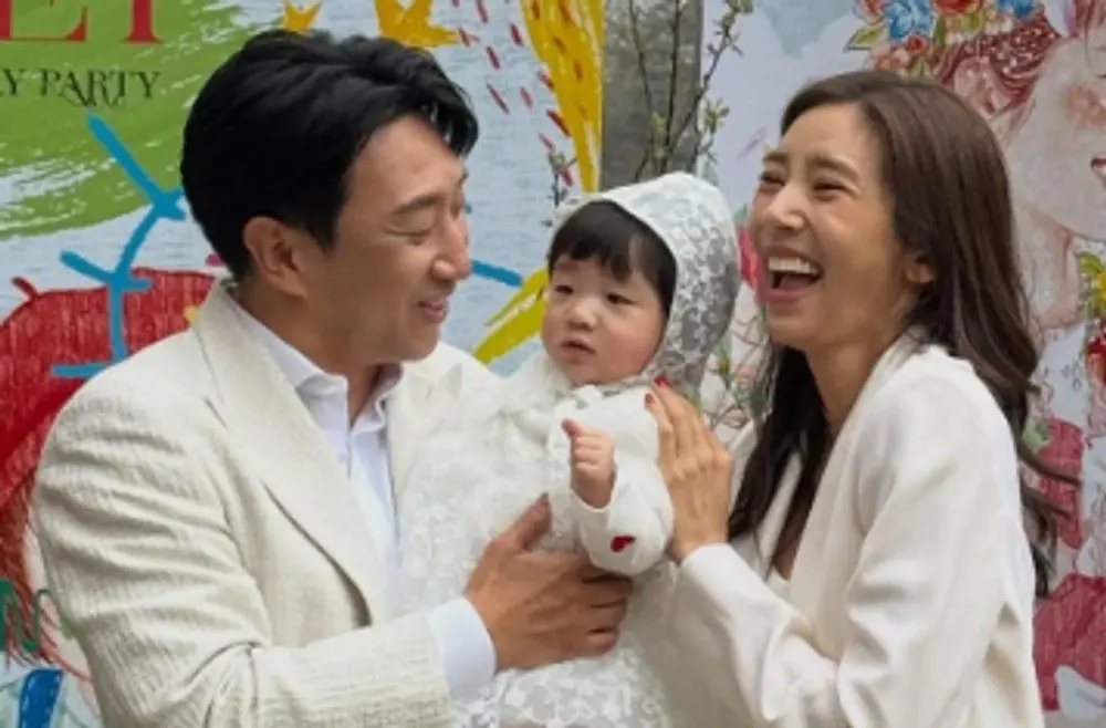 孙淡妃与丈夫李奎赫及可爱女儿的温馨家庭周岁宴合影