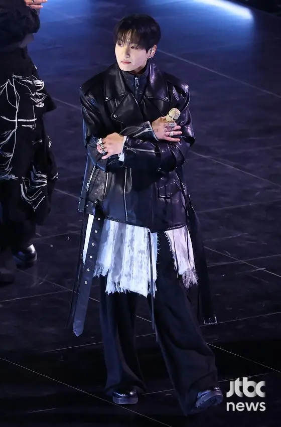 防弹少年团BTS在首尔广化门广场举行阿里郎专辑发售纪念直播舞台现场图