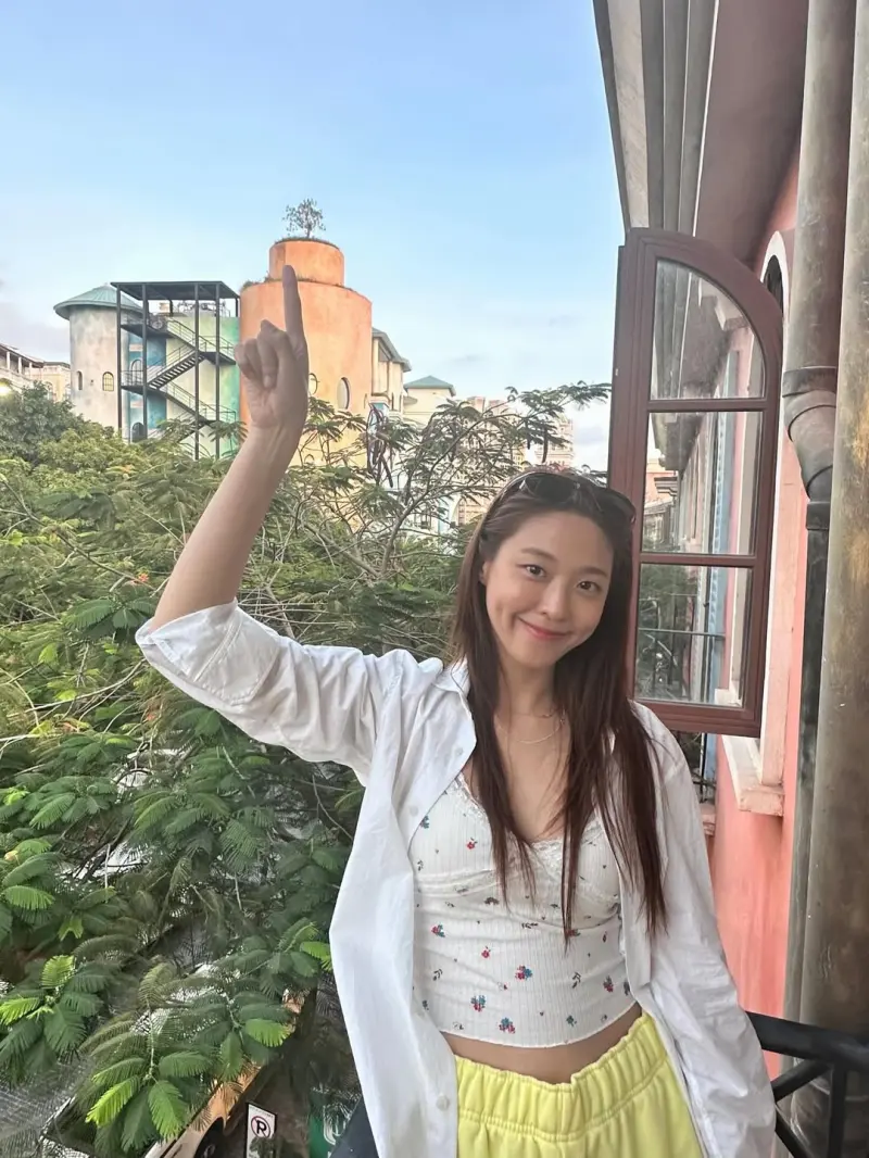 雪炫近乎素颜的度假造型清纯动人,即将携Netflix与JTBC新剧回归