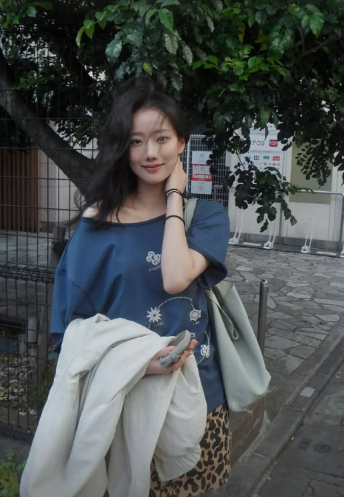 韩国女星李娜恩在日本旅行期间分享的清纯生活照,侧颜展示其标志性的清纯氛围