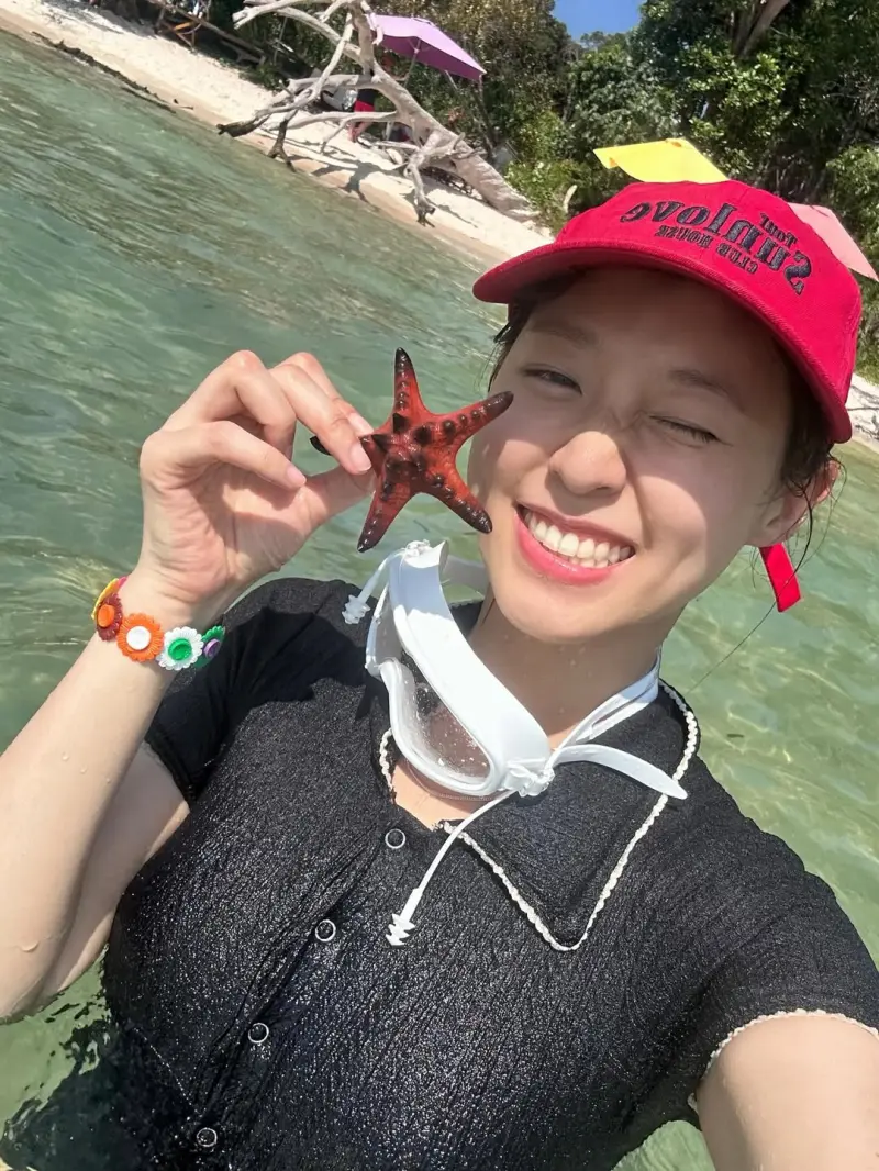 韩国女演员雪炫在SNS大方分享带有迷人雀斑的自然美照