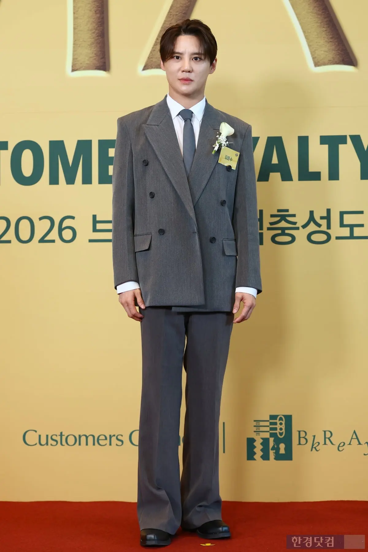 金俊秀在首尔汝矣岛康莱德酒店的媒体拍照区摆出造型。