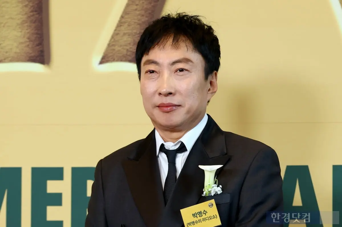 朴明秀在2026品牌客户忠诚度大奖颁奖礼现场接受媒体拍照