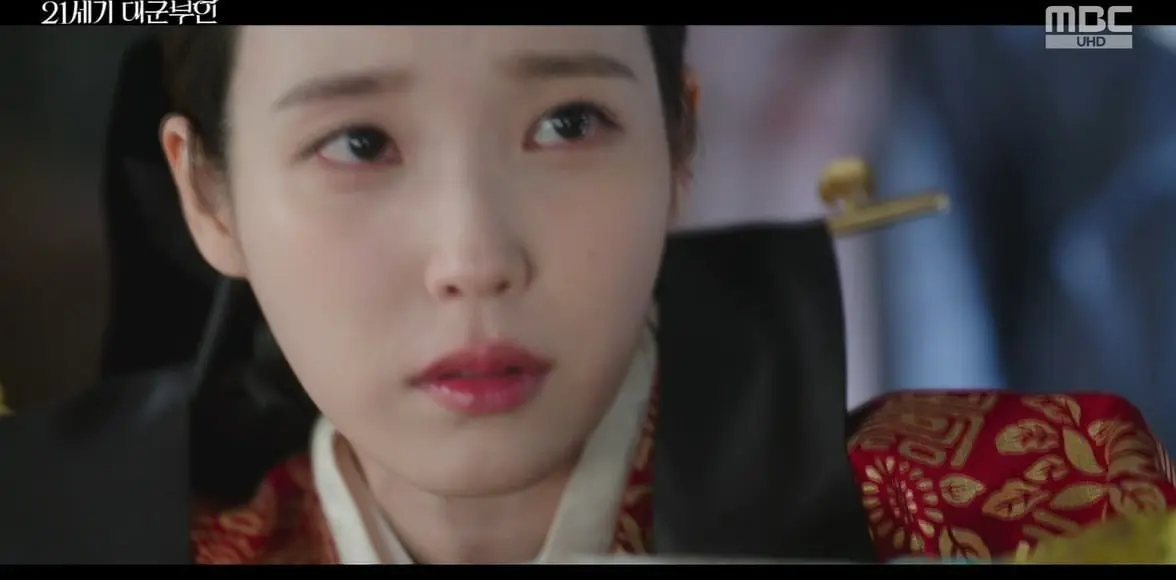 《21世纪大君夫人》第7集深度解析：IU国婚晕倒，边佑锡深情护妻与中毒阴谋浮出水面