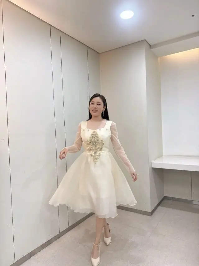 减肥至44kg后的宋歌人展现迷人肩线与完美比例