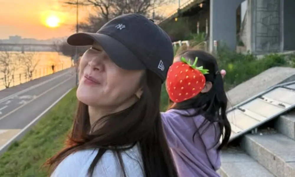 崔智友身穿休闲装在汉江草坪陪伴女儿玩耍