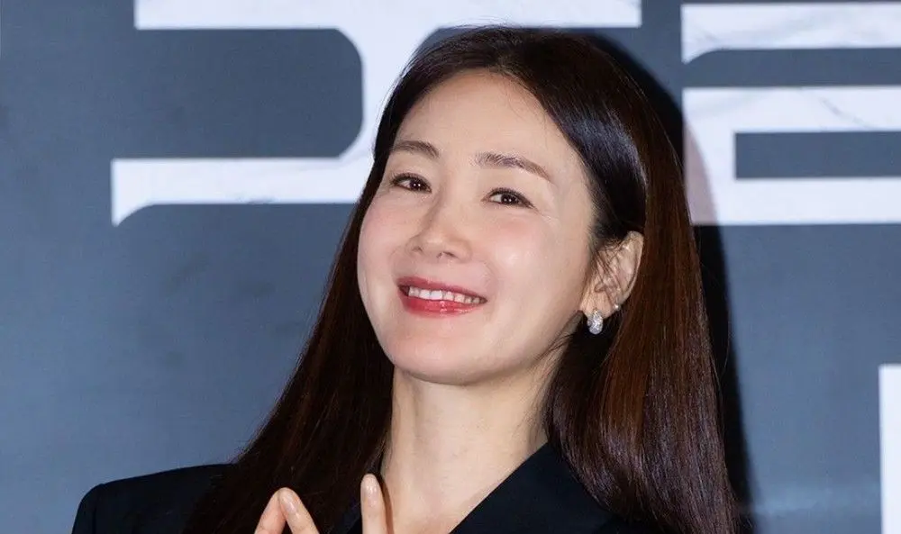崔智友优雅近照与其演艺生涯回顾图