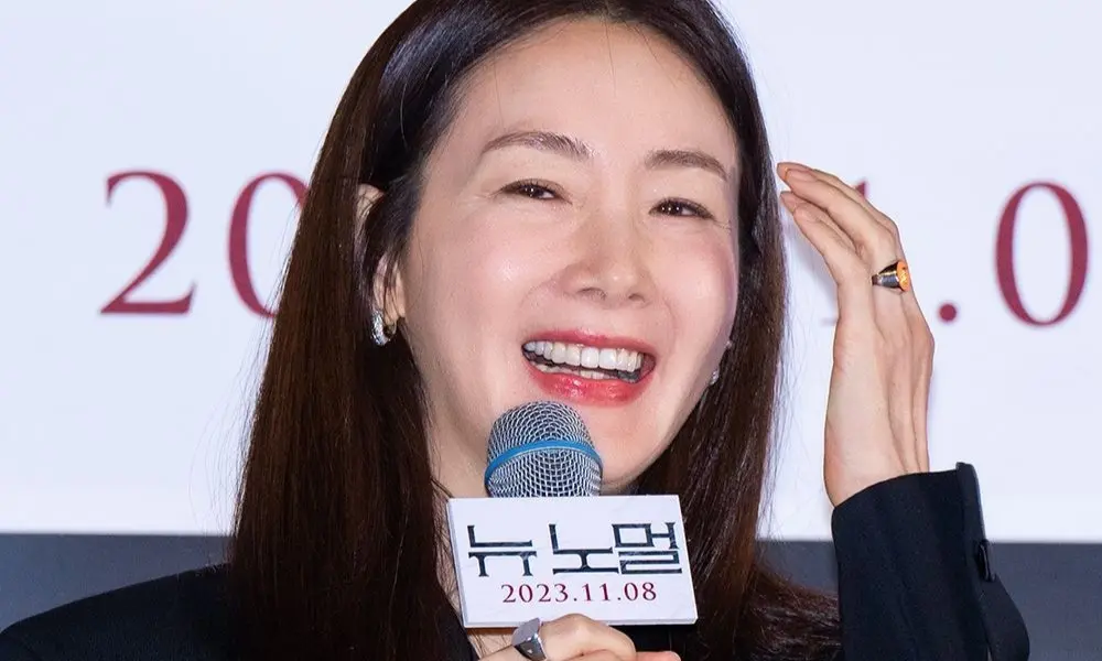 崔智友与6岁女儿在汉江边互动的温馨合影