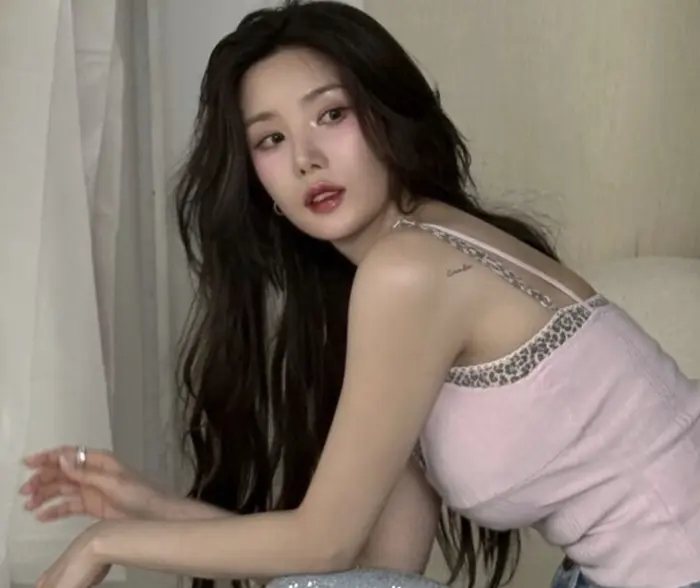 权恩妃SNS晒粉色吊带美照秀好身材，签约RBW开启Solo新征程