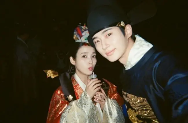 IU♥边佑锡，婚礼当天竟然这样玩..互相拍胶片相机“心动”(大君夫人)