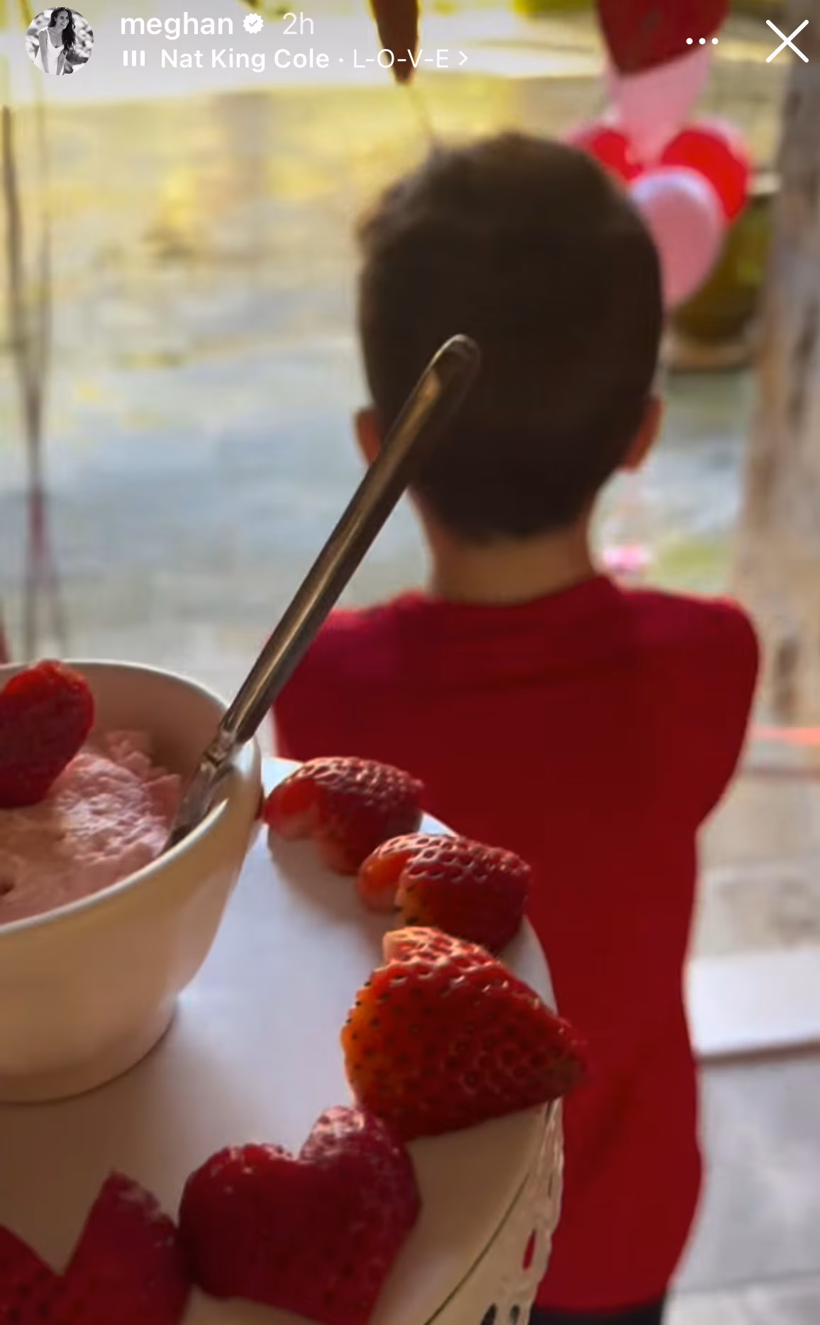 阿奇王子吃草莓庆祝节日