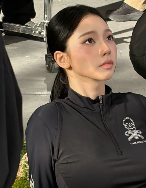 aespa卡里娜晒大背头画报花絮，完美五官尽显AI级非现实美貌