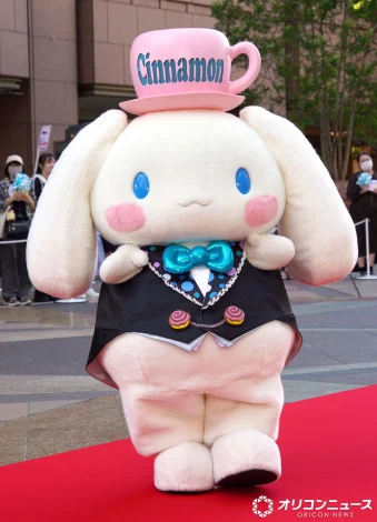 大耳狗喜拿身穿黑色燕尾服展现绅士风采