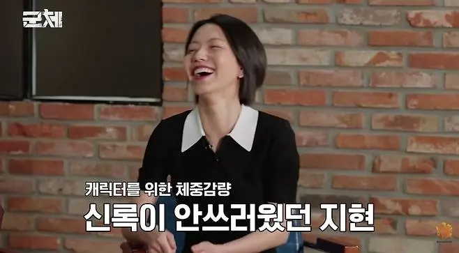全智贤在《群体》宣传活动现场展现灿烂笑容