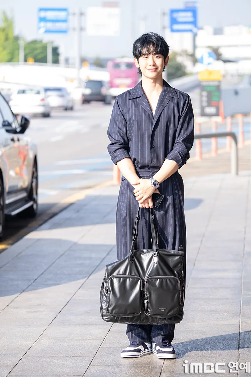 丁海寅整理衣服,展现出众的时尚穿搭品味
