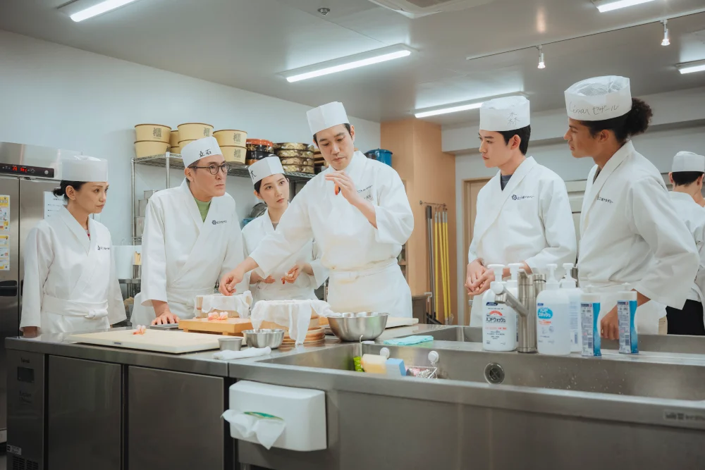 寿司学院众学员挑战鲜虾寿司,港准备开始玩耍复健