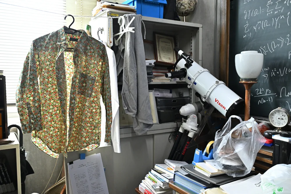 史上首张黑洞阴影真实照片在实验室展示