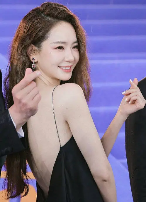 戚薇AI分身“韩清夏”引发热议，3秒仰拍镜头暴露出AI代演背后的霸王合同与内容失控陷阱，深度揭秘短剧演员在技术狂奔下的真实生存现状与维权困局。
