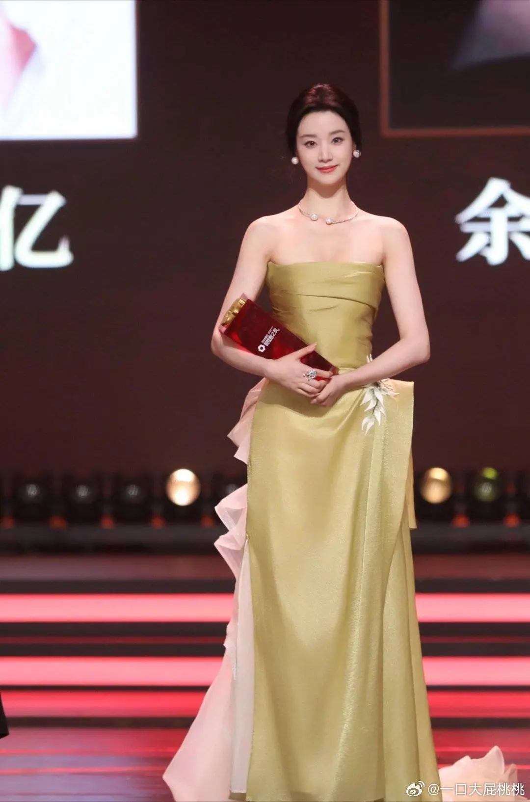 近期短剧演员动态:王小亿无滤镜生图出圈,真实生命力揭开爆款密码